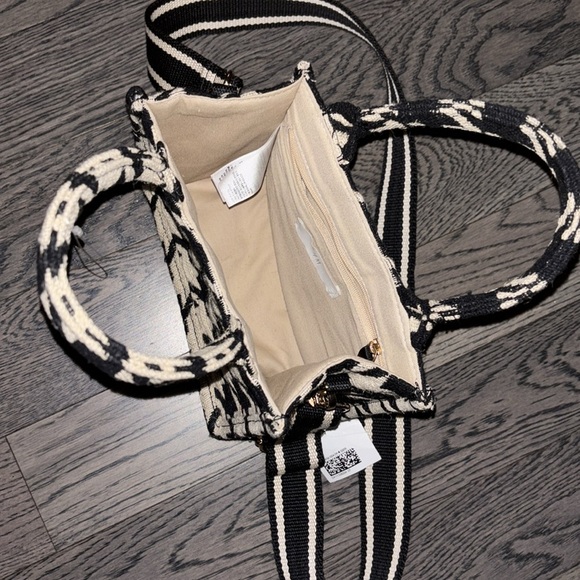 H&M Black and Cream Houndstooth Jacquard Tote Bag - Picture 9 of 17